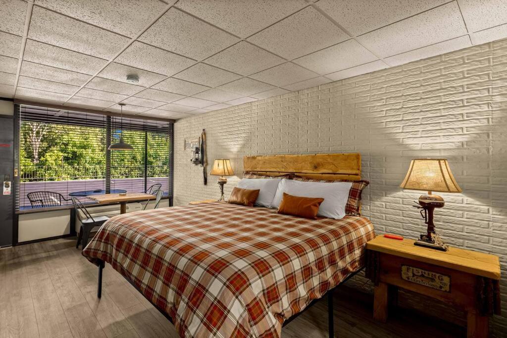 Stonegate Lodge Bed, Wifi, 50In Roku Tv, Salt Water Pool Room #109 Eureka Springs Bagian luar foto