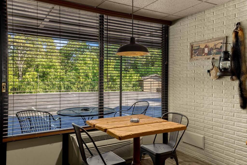 Stonegate Lodge Bed, Wifi, 50In Roku Tv, Salt Water Pool Room #109 Eureka Springs Bagian luar foto