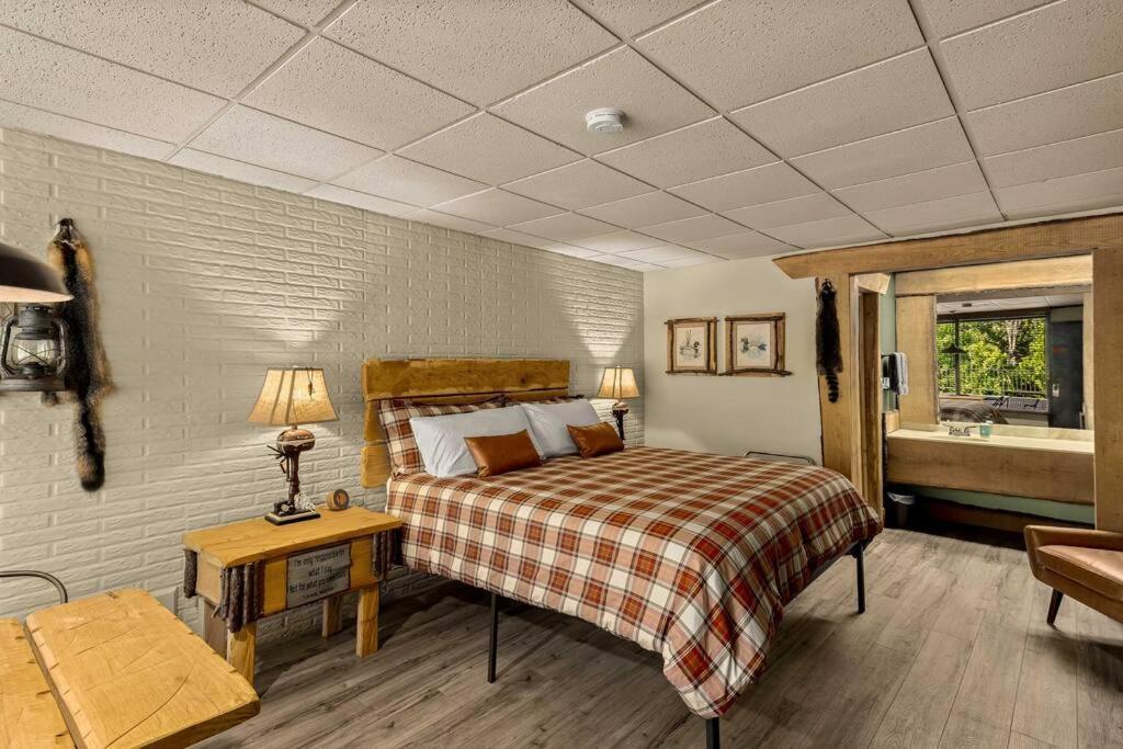 Stonegate Lodge Bed, Wifi, 50In Roku Tv, Salt Water Pool Room #109 Eureka Springs Bagian luar foto